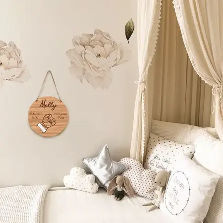 Personlig dåbstavle i træ ophængt ved barnesent