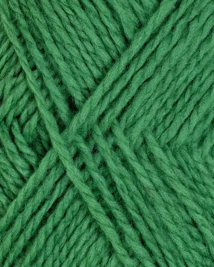 close up af garnet fviel fra rauma garn i farven groen
