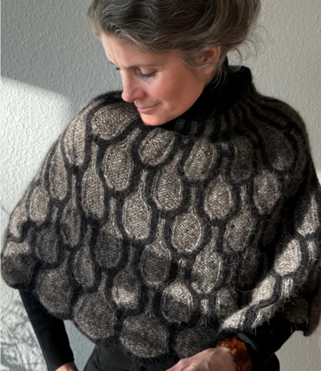 Model iført Art Decape fra imadeit knit strikket i isager alpaca 3 og soft i sort og grå