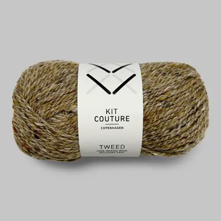 Nøgle af Kit Couture Tweed garn i farven Valnød 518, varm brunlig merinould med tweednister i jordfarvede nuancer.