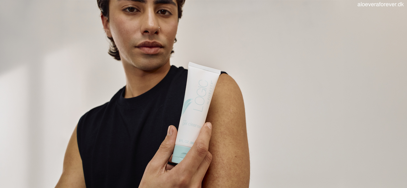 LOGIC by Forever aloe gel cleanser holdes i hånden af ung mand