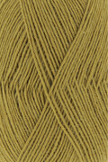 Close up af garnnøgle fra Lang Yarns strømpegarn super soxx i farven gold