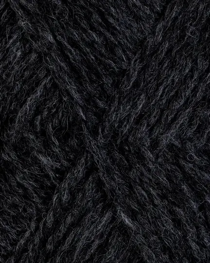 close up af garnet fviel fra rauma garn i farven koksgraa
