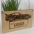 garageskilt i trae med bil og teksten er i garagen