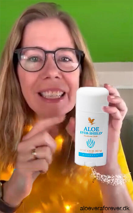 Lili Fisker viser Aloe Ever-Shield Deo frem