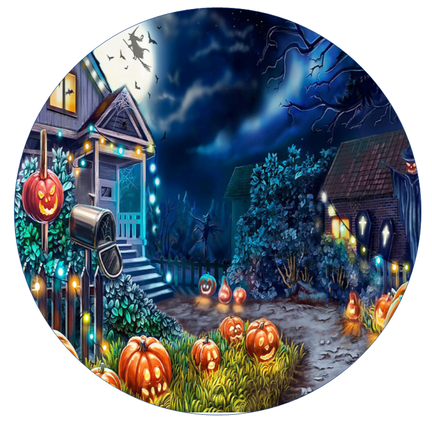 Rundt Halloween sukkerprint med blå hjemsøgt gade, mørkt hus, nattehimmel og lysende græskar