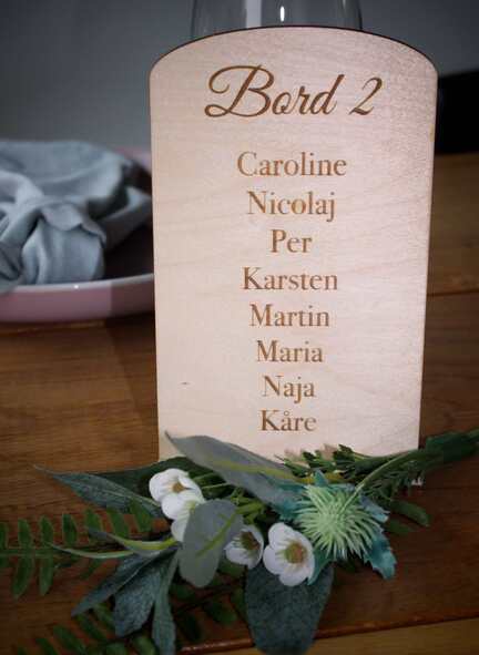 Navneskilte til festbordet i stedet for bordkort