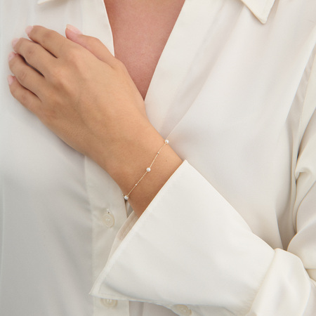 Pearl Kiss armbånd i 8 karat guld med kulturperler på model
