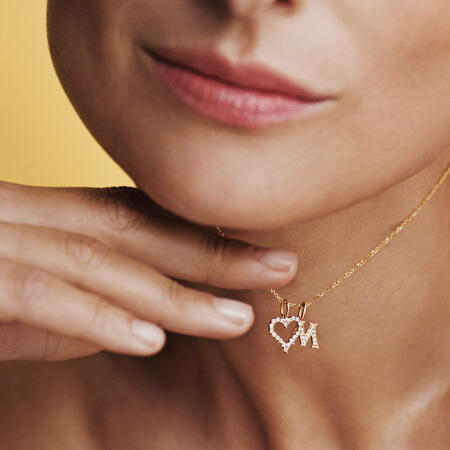 Model iført TENDER LOVE M vedhæng i 14 karat guld med 0,085 ct. W.SI brillanter.