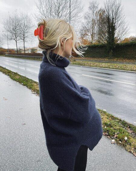 petiteknit staar ved en vej ifoert sin strikkede chestnut sweater i farven blaagraa