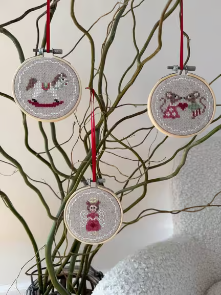 classic juleophæng fra pomp sticth tre små broderirammer som hænger på et træ