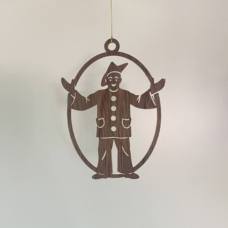 Pjerrot juleornament i valnød – laserskåret træpynt fra By Sandager