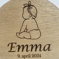 Navn og dato indgraveret i barselstavle i træ – eksempel med Emma og fødselsdato