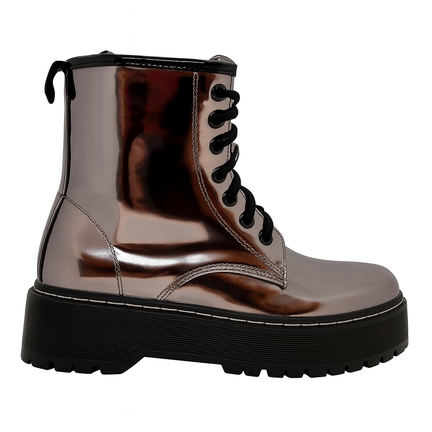 Højre damestøvle i metallic rosaguld med sorte snørebånd og chunky plateau-sål