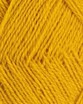 close up af garnet finull fra Rauma i farven moerk gul 450