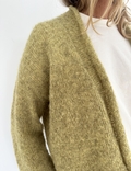 close up af model ifoert plaine cardigan light fra lene holme samsøe strikket i isager soft fine