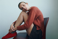 model ifoert roed udgave af helga isagers strikkede sweater otti sweater