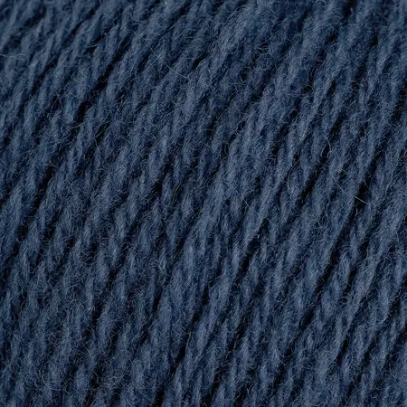 Close up af lun merino fra rauma garn i farven Mørk Bondeblå