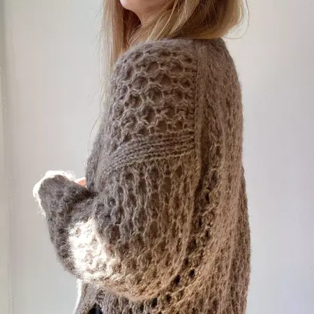 skulder paa model i my favorite things knitwear sweater no 21 i soft og trio fra isager