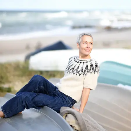 anne ventzel ved havet i hvid aluna sweater