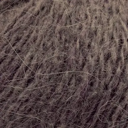 Close up af garnnoegle i angora fra mondial i farven brun 627