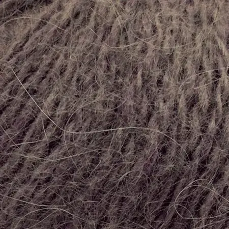 Close up af garnnoegle i angora fra mondial i farven brun 627