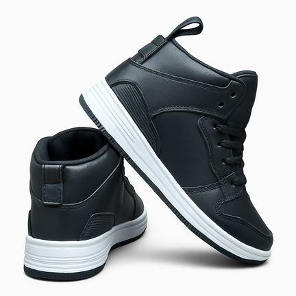 Sort high-top sneaker med snøre og hvid rillet sål