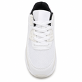 Hvide sneakers med beige, røde, sorte og gyldne detaljer set fra siden