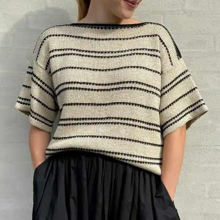 My Dotline Tee fra NordgaardKnit strikket i Isager Trio 2, Mulberry Silk og Palet – rummelig sommerbluse med bådhals og Dotline-striber.