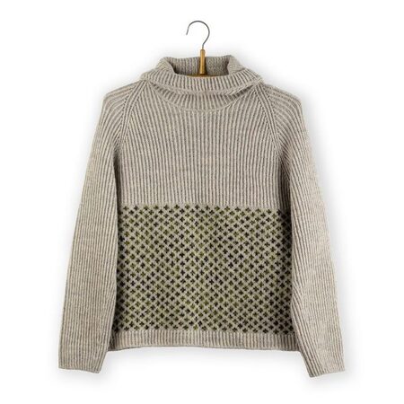 agnes sweater haengende frit man kan se alle detaljer på sweateren strikkekit