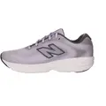 New Balance 411 lilla sneaker med lys sål, mørkere logo-detaljer og snørelukning.