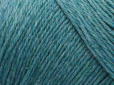 close up af garnet arwetta classic fra Filcolana i farve 808 aqua mist