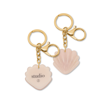 studio.z shell-shaped pink keychain in acrylic