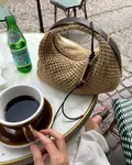 Læderrem og Juno bag fra PetiteKnit på bord
