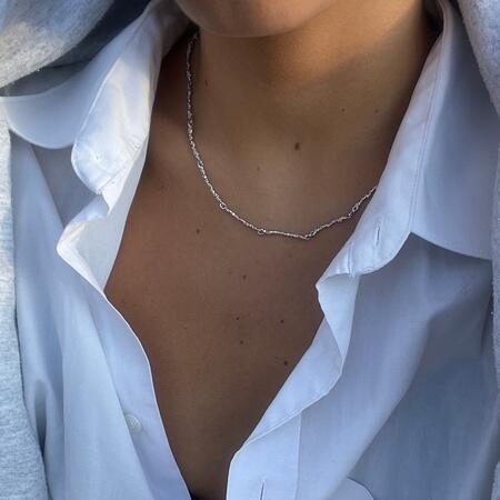 Julie iført Silica halskæde er støbt i 925 ren sterlingsølv isat zirkonia.