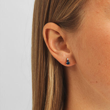 Chloé Mist earrings in 14-carat gold with cultured pearls and 0.05 ct. brilliant-cut diamonds (W.SI), on model