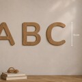 Store ABC bogstaver i valnødsfineret træ – 15 cm laserskårne bogstaver til væg