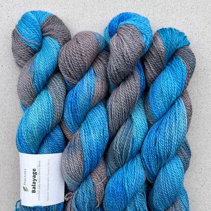 Pascuali Balayage Hand-Dyed garn i farven Turquoise Truffle – håndfarvet alpaka-merino garn i turkisblå og grå nuancer