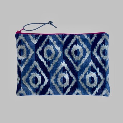 forside af baldyres broderet clutch kaldet izmir i blaa, sorte og lyse nuancer