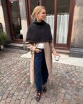 Model iført Ivy Cape fra Petiteknit strikkes i Snefnug garn fra Camarose i frarven koksgrå