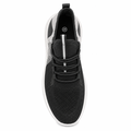 Sort sporty sneaker med hvid sål på hvid baggrund