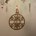Julekugle-personlig-navn-gaveide-dekoration-julepynt-håndværk-dansk-design-træ-valnød