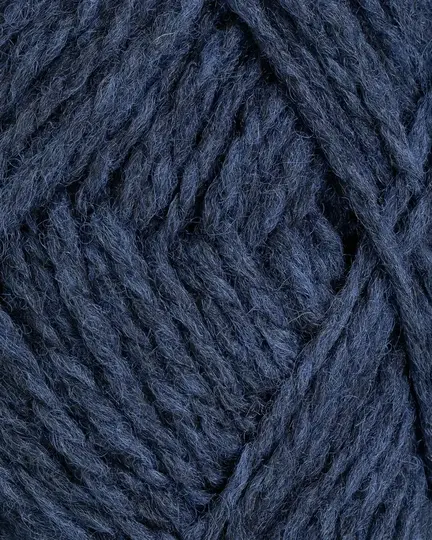 close up af garnet fviel fra rauma garn i farven mork petrol meleret