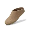 glerups tøffel i farven sand set fra skrå side