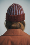 close up af model ifoert helga isagers strikkede hue anni bearnie
