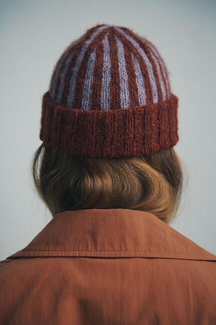 close up af model ifoert helga isagers strikkede hue anni bearnie