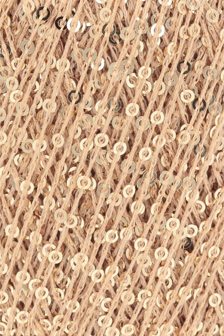 close up af garnoegle af maerket paillettes fra lang yarns i farven laks og guld