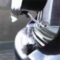 Trixie Car Cooler monteret i bilens lås – holder bagklappen på klem for ventilation, mens bilen holdes forsvarligt lukket.