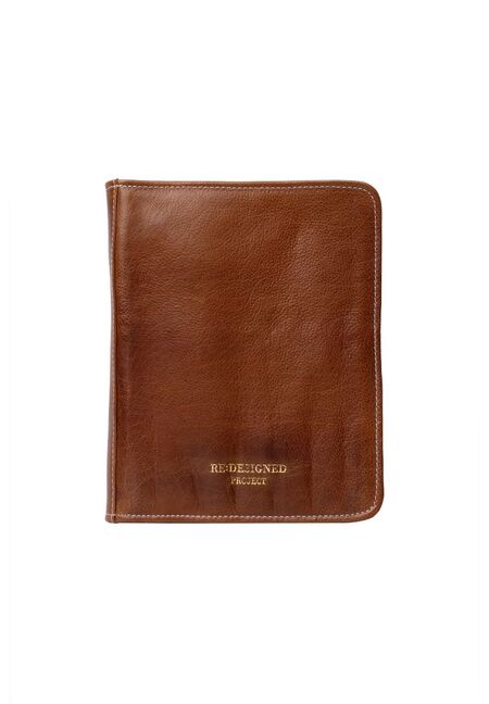 Forside på Project 103 fra re designed i farven walnut, etui til strømpepinde i læder