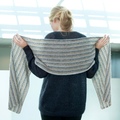Strikket stribet i grå sjal Stole fra bogen Knitwear af Susie Haumann, strikket i Isagergarn